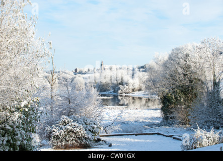 Vue sur la rivière et la ville sur la colline de l'hiver Banque D'Images