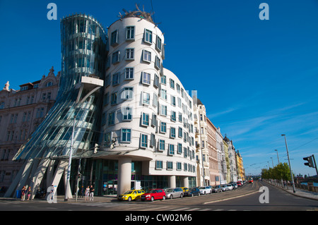 Tancici Dum la Dancing house (1996) par Frank Gehry le long Rasinovo nabrezi, rue Riverside Nove Mesto, la nouvelle ville Prague CR Banque D'Images