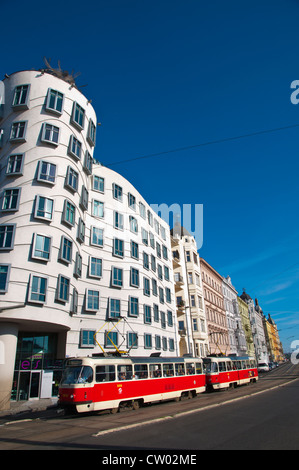 Tancici Dum la Dancing house (1996) par Frank Gehry le long Rasinovo nabrezi, rue Riverside Nove Mesto, la nouvelle ville Prague Banque D'Images