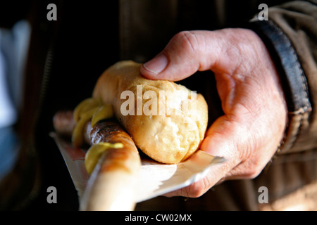 Saucisses avec du pain Banque D'Images