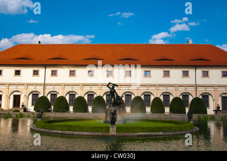 Sonata piscine à Valdštejnská zahrada jardins du palais Wallenstein le petit quartier Mala Strana de Prague République Tchèque Banque D'Images