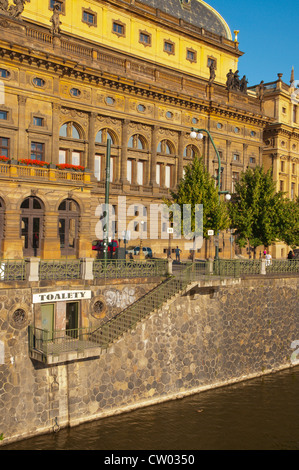 Les toilettes publiques le long de la rivière Vltava à l'extérieur théâtre National Nove Mesto, la nouvelle ville Prague République Tchèque Europe Banque D'Images