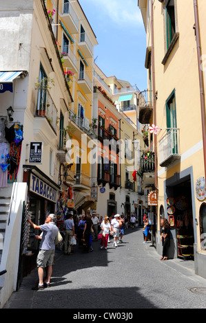 Rues commerçantes de Amalfi Italie Mer Méditerranée Europe Croisière Côte Banque D'Images