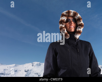 Parka femme portant dans la neige Banque D'Images