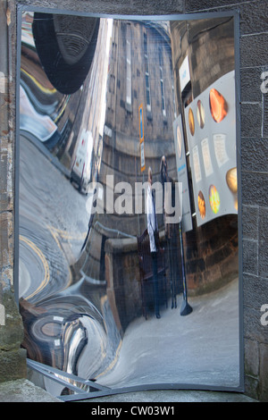 Miroir de distorsion. Camera Obscura immeuble sur Castlehill en haut du Royal Mile à Édimbourg en Écosse Royaume-uni centra Banque D'Images