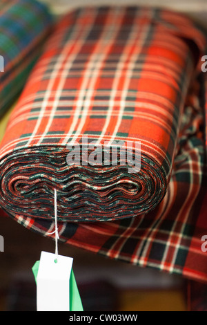 Boulons de Tartan matériel à vendre. Kilt Shop Royal Mile Edinburgh, Écosse, Royaume-Uni Banque D'Images