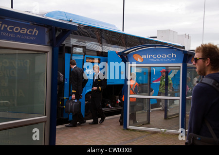 Passagers et membres d'équipage à bord d'un bus Aircoach en centre-ville Banque D'Images