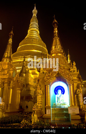 Statue de Bouddha à la pagode Shwedagon Paya situé à Rangoon (Yangon), le Myanmar (Birmanie). Banque D'Images