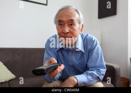 Homme plus âgé à regarder la télévision Banque D'Images