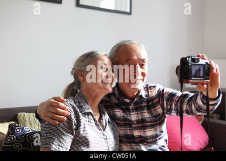 Couple taking photos d'eux-mêmes Banque D'Images