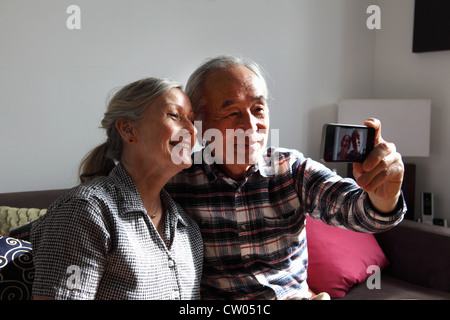 Couple taking photos d'eux-mêmes Banque D'Images