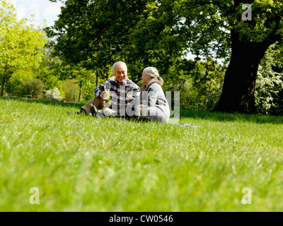 Vieux couple drinking wine at picnic Banque D'Images