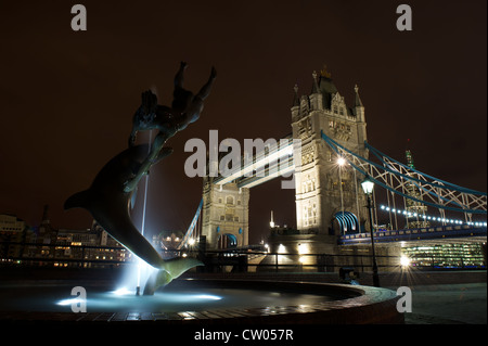 David Wynne's Girl avec une fontaine du Dauphin et de la sculpture, et Tower Bridge at night, London, UK Banque D'Images