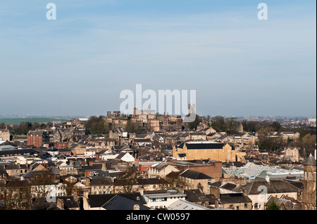 Vue sur la ville de Lancaster, Royaume-Uni, vue depuis la tour de la cathédrale Saint-Pierre, avec l'ancienne prison du château de Lancaster en arrière-plan Banque D'Images