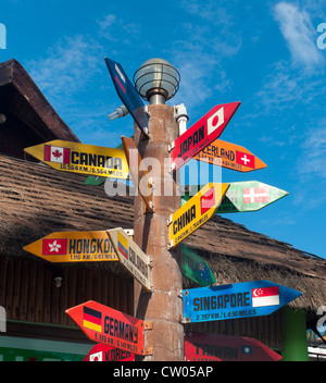 Panneau routier avec les pays du monde sur l'île de Boracay, Philippines Banque D'Images