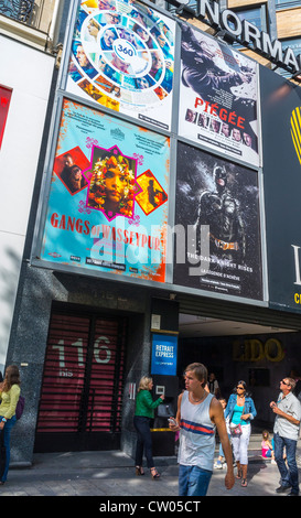Paris, France, adolescents hors cinéma, Affiches de cinéma hors cinéma Cinéma français, extérieur, personnes marchant sur l'avenue des champs Elysées, affiches de cinéma Gaumont, affiches de film panneau de film Banque D'Images
