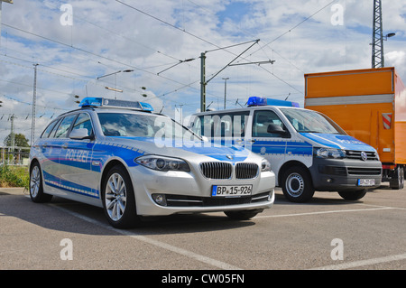 BMW et VW Volkswagen Voitures de patrouille de police de la Police Fédérale Allemande (Bundespolizei) - Heilbronn Allemagne Banque D'Images