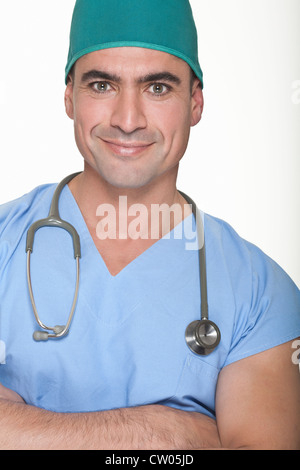 Smiling surgeon wearing stethoscope Banque D'Images