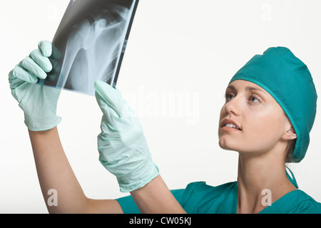 Surgeon examining x-rays Banque D'Images