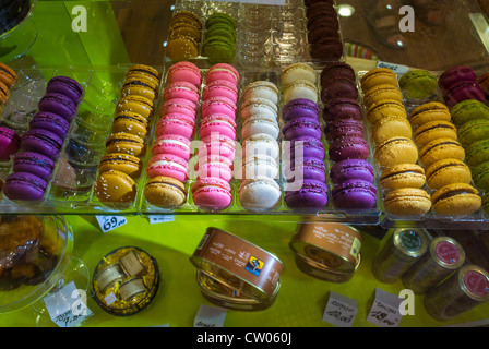 Paris, France, détail, pâtisseries françaises, dans la vitrine de la boulangerie, avec des macarons colorés sur l'étagère, pâtisserie paris, boutique sucrée paris Banque D'Images