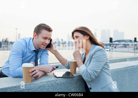 Business people talking on cell phone Banque D'Images