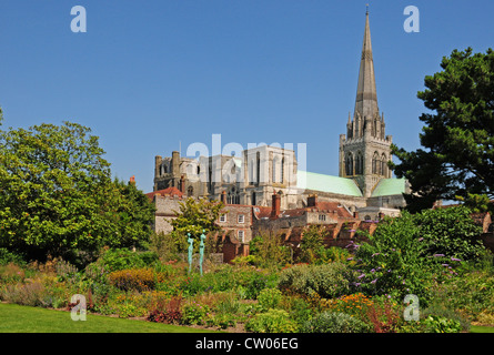 Cathédrale de la Sainte Trinité et son clocher séparé du palais des évêques Gardens Chichester Banque D'Images