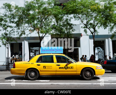 Taxi jaune avec de la publicité sur la Cinquième Avenue, New York City. Banque D'Images