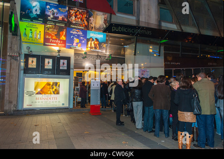 Paris, France, grande foule de gens par derrière, faisant la queue devant le cinéma français Publicis, la nuit, sur l'avenue des champs Elysées, attendant, debout devant le cinéma Banque D'Images