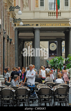 Bruxelles, Belgique. Serveur dans un café à l'Galeries Hubert. Banque D'Images