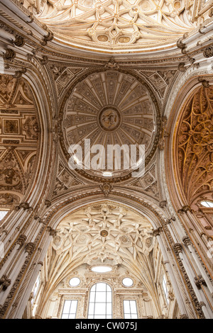 L'intérieur de toit complexes de la célèbre Mosquée Cathédrale, Cordoue, Andalousie, Espagne, Europe. Banque D'Images