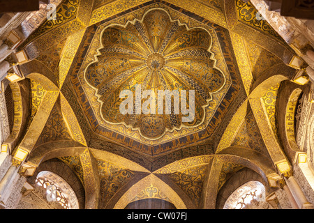 L'intérieur de toit d'or complexes de la célèbre Mosquée Cathédrale, Cordoue, Andalousie, Espagne, Europe. Banque D'Images