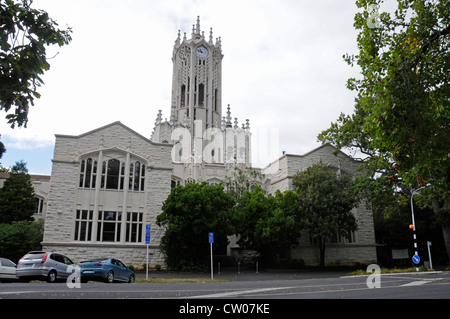 La tour de l'horloge à l'ancienne de l'art et de commerce à l'Université d'Auckland à Auckland sur l'Île du Nord en Nouvelle-Zélande. Banque D'Images