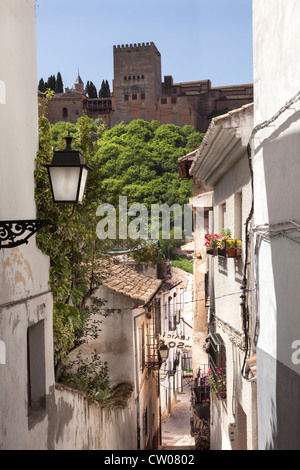 Vue sur l'Alhambra dans une rue latérale, à Grenade, Andalousie, espagne. Banque D'Images