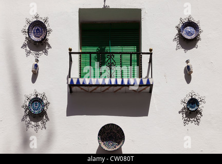 Granada, Andalousie, Andalousie, Espagne, Europe. Les plaques et les décorations de mur type sur l'extérieur de la chambre. Banque D'Images