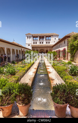 Alhambra, Granada, Andalousie, Andalousie, Espagne, Europe. Belles fontaines dans le magnifique palais mauresque célèbres jardins. Banque D'Images