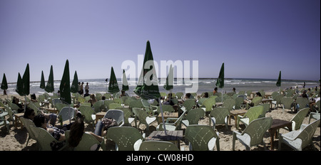 Restaurant en plein air sur la plage, à Tel Aviv, Israël Banque D'Images