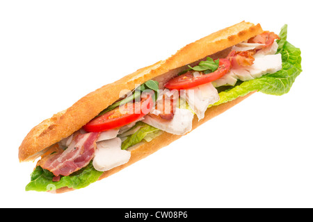 Salade de poulet, de bacon et de pain rempli servi sur une plaque blanche - studio photo avec un fond blanc Banque D'Images