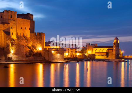 Twilght sur le Château Royal et Eglise Notre Dame des Anges, Collioure, Languedoc-Roussillon, France Banque D'Images