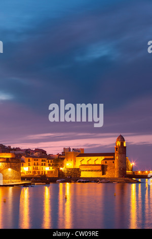 Plus de Twilght Eglise Notre Dame des Anges, Collioure, Languedoc-Roussillon, France Banque D'Images