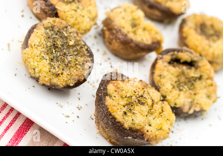 Champignons Portobello fraîchement cuisiné farci de l'ail, le beurre et les herbes servi sur une plaque blanche Banque D'Images