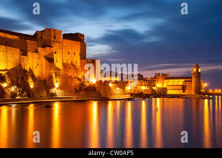 Twilght sur le Château Royal et Eglise Notre Dame des Anges, Collioure, Languedoc-Roussillon, France Banque D'Images