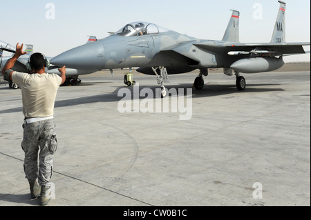 ASIE DU SUD-OUEST - Sgt. Pedro Acevedo, 380e Chef d'équipage du Escadron de maintenance des aéronefs expéditionnaires, maréchal Capitaine Jeffrey Yeates, pilote du 123e Escadron de chasseurs, avant le décollage le 30 juillet 2012. Acevedo est membre de la Garde nationale aérienne de Louisiane. Yeates, originaire de Vancouver, Washington, est membre de la Garde nationale aérienne de l'Oregon et est déployé pour appuyer le 122e Escadron de chasseurs expéditionnaires. Banque D'Images