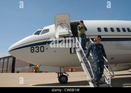 Aircrewman Mechanical second Class David Adams, à gauche, et Aircrewman Mechanical second Class Sebastian Moss, à droite, affectés à Lonestar Express de l'escadron de soutien logistique de la flotte (VR) 59 quittent un C-40A Clipper à bord du NAS fort Worth JRB. L'escadre de soutien logistique de la flotte a été créée pour exploiter des aéronefs de transport aérien essentiels de la flotte unique de la Marine à l'échelle mondiale. Sa mission fournit un soutien logistique aérien réactif, flexible et rapide et déployable et représente 100 % de la capacité logistique aérienne intra-théâtre de la Marine. Banque D'Images