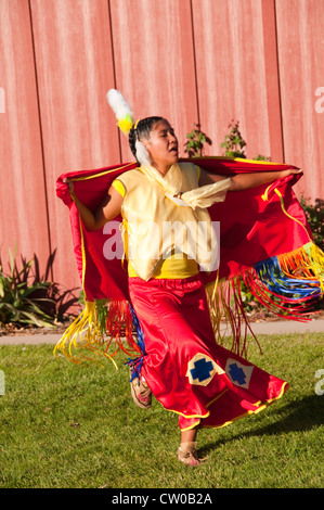 USA Utah, Paiute Indian Native American children dance à Frontier Homestead Park à Cedar City. Banque D'Images