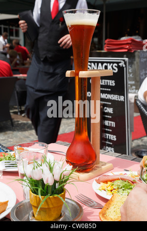 Kwak bière servi dans son verre distinctif traditionnel. L'ale ambrée est brassée en Belgique par la brasserie Bosteels. Banque D'Images