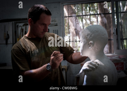 Artiste Jason deCaires Taylor dans son studio de la sculpture l'une des statues pour le musée de sculptures sous-marines près de Cancun, au Mexique. Banque D'Images