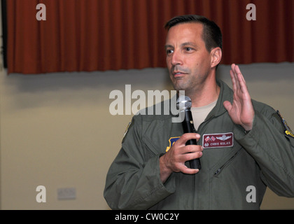 Le colonel Christopher Kulas, 100e commandant de l'escadre de ravitaillement en vol, félicite les aviateurs de haut niveau pour leur sélection au sergent d'état-major le 3 août 2012, lors d'une célébration de promotion à la RAF Mildenhall, en Angleterre Banque D'Images