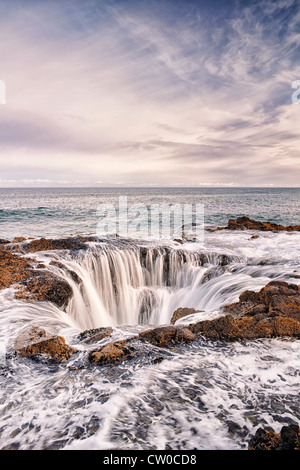 Thor's et est constamment renouvelé par la tempête conduit la marée haute à Oregon's Cape Perpetua Scenic Area. Banque D'Images