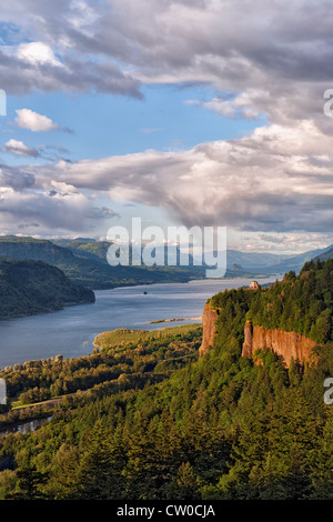 Soir lumière baigne Oregon's Crown Point comme une bande d'averses passe au-dessus de la gorge du Columbia. Banque D'Images