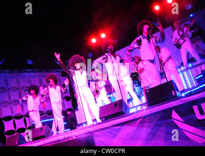 BASE AÉRIENNE D'ALTUS, OKLA. – les aviateurs du groupe de la Force aérienne Tops in Blue se font passer pour les Jackson Five lors d'un concert tenu au Wings of Freedom Park, le 4 août 2012. Hauts en bleu se joue pour des publics du monde entier depuis à peine moins de 60 ans, représentant l'Armée de l'Air comme l'un des groupes de divertissement les plus anciens et les plus fréquentée de ce genre. Banque D'Images